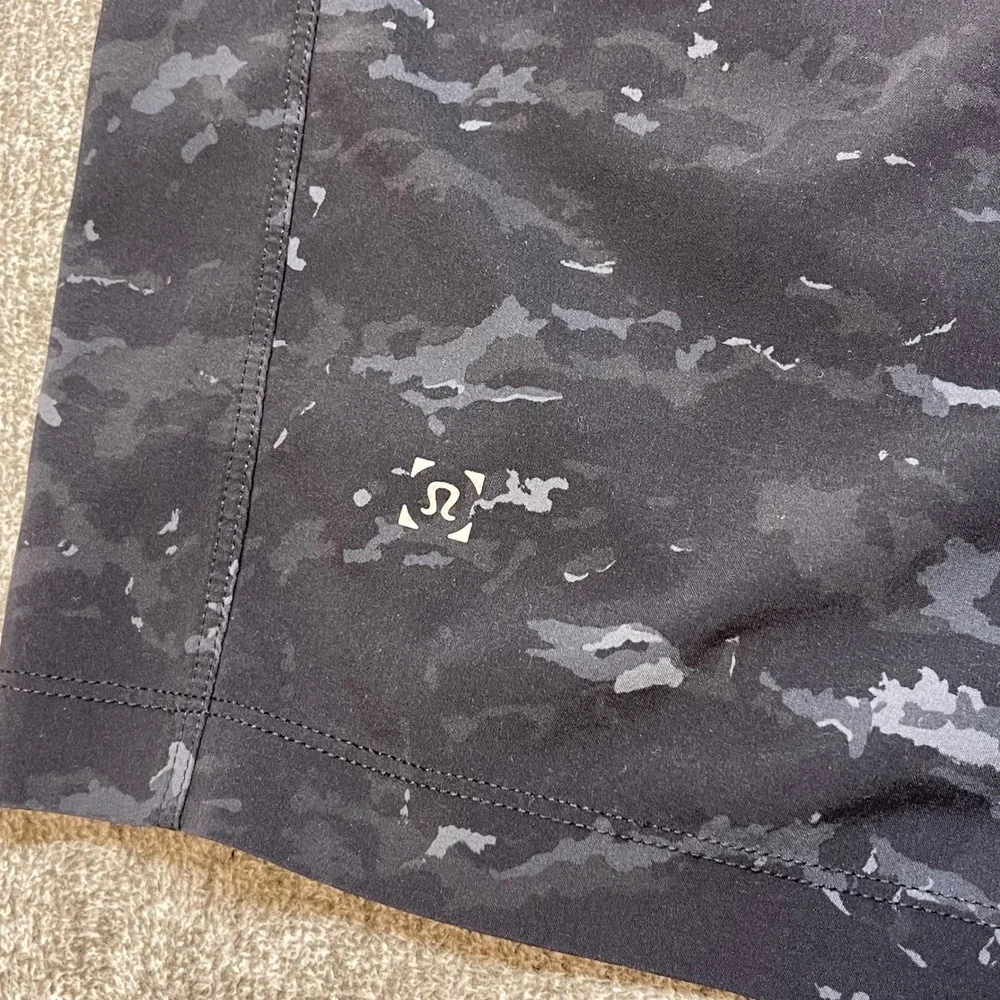 Lululemon Mens T.H.E. Short 9in. Tiger Camo Black Athletic Training Lined Small